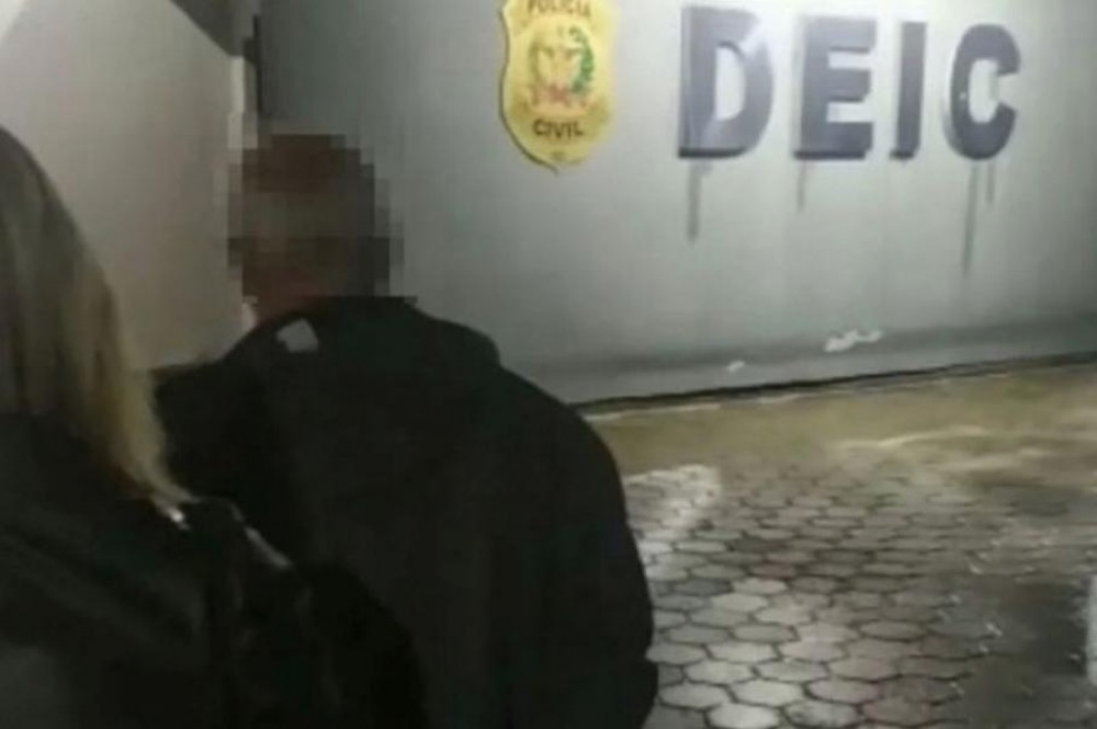 Un bărbat şi-a ucis iubita, apoi a stat cu cadavrul 3 zile, în speranța că va „învia”